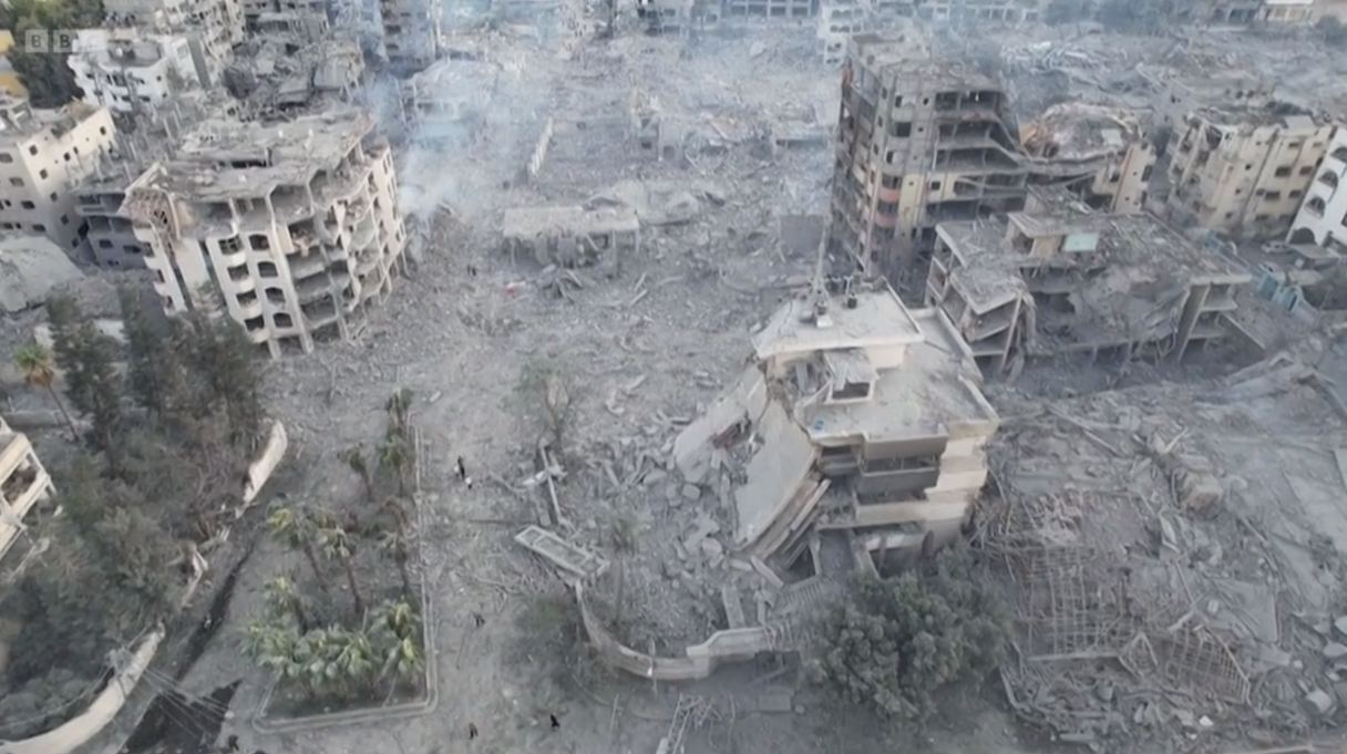 Photo aérienne d'un quartier entier en ruines.